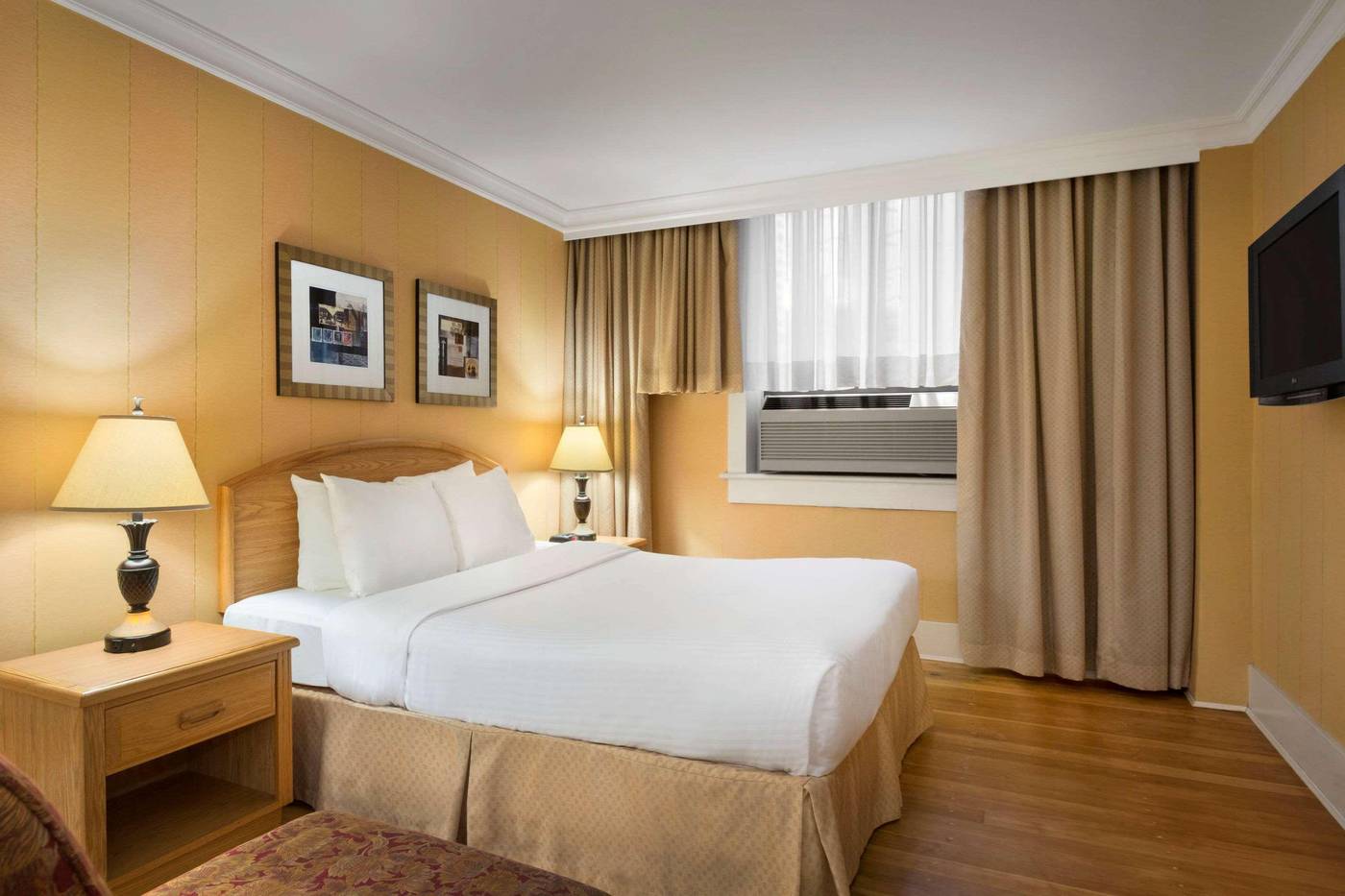 Days-Inn-by-Wyndham-Vancouver-Downtown-Room-13