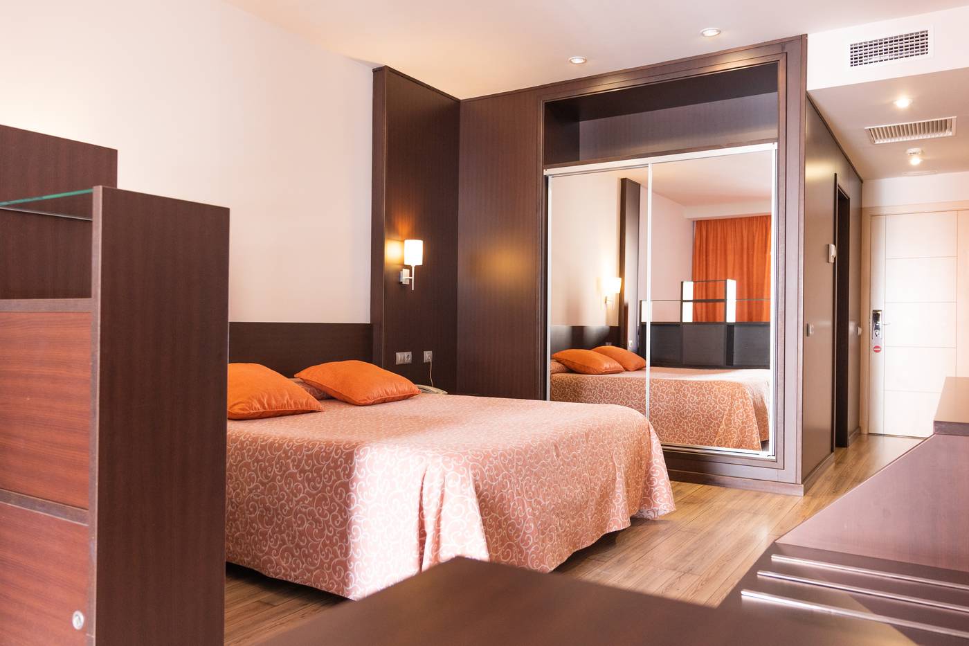 Loar-Ferreries-Apartments-Room-12