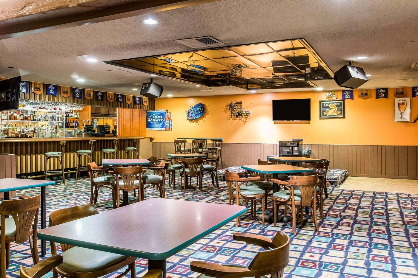 Clarion-Hotel-Anaheim-Resort-Bar-21