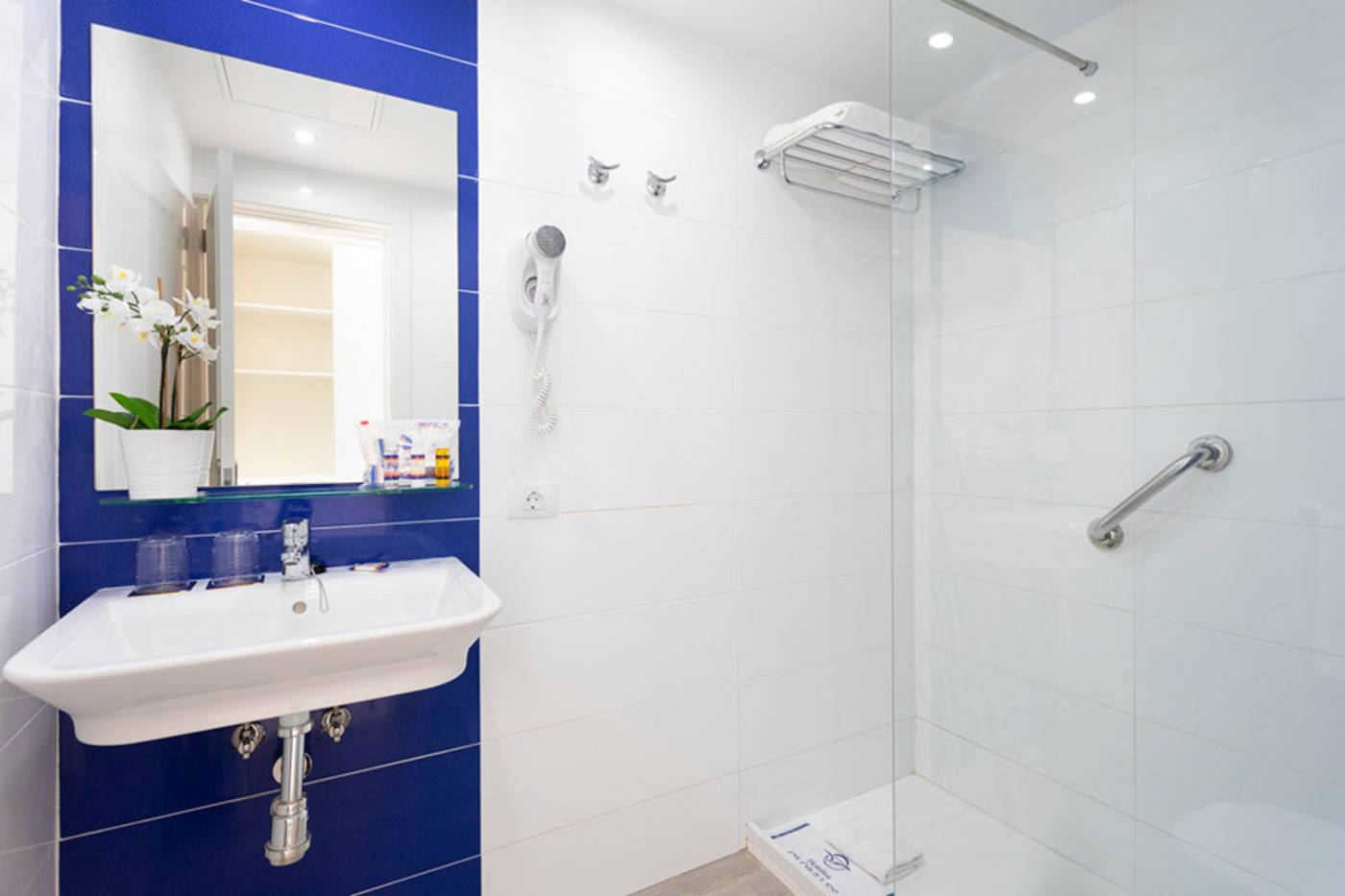 Globales-Costa-Tropical-Room-27