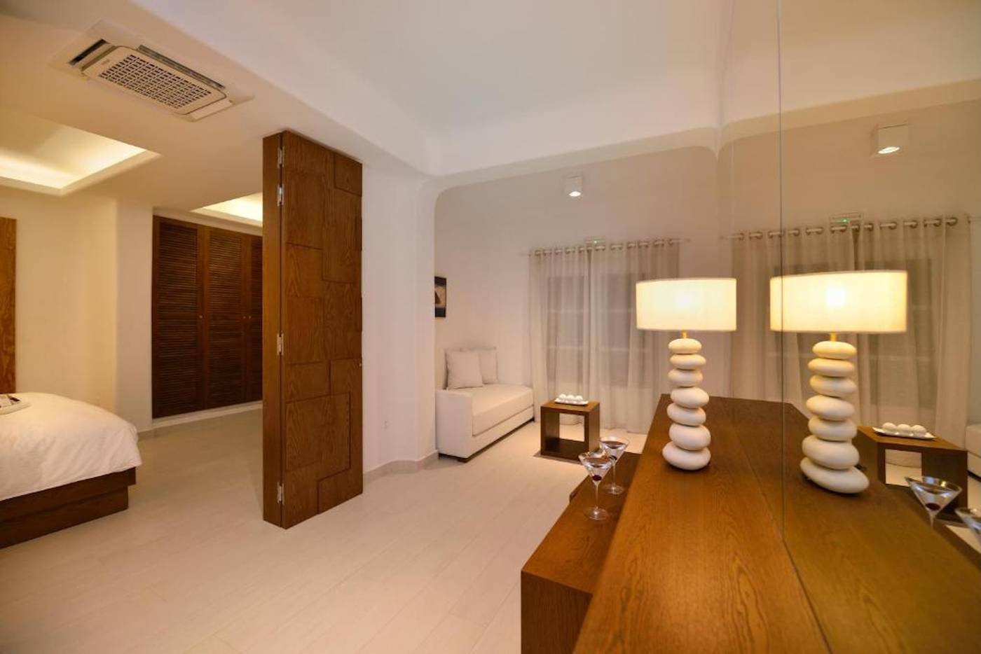 Saint-John-Hotel-Villas---Spa-Room-62