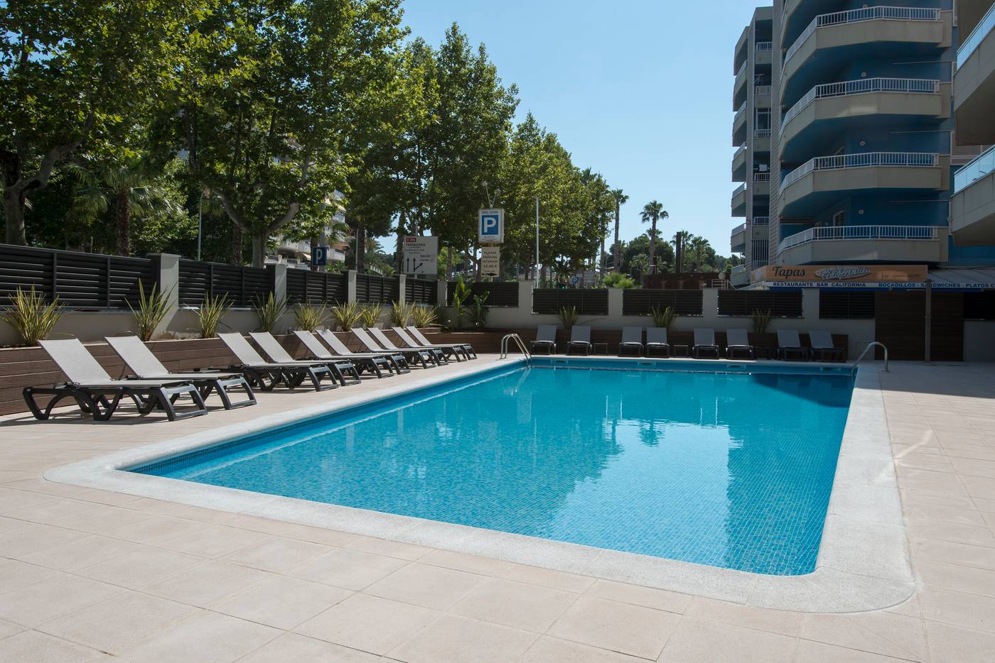 California-Apartments-III-Y-IV-Pool-3