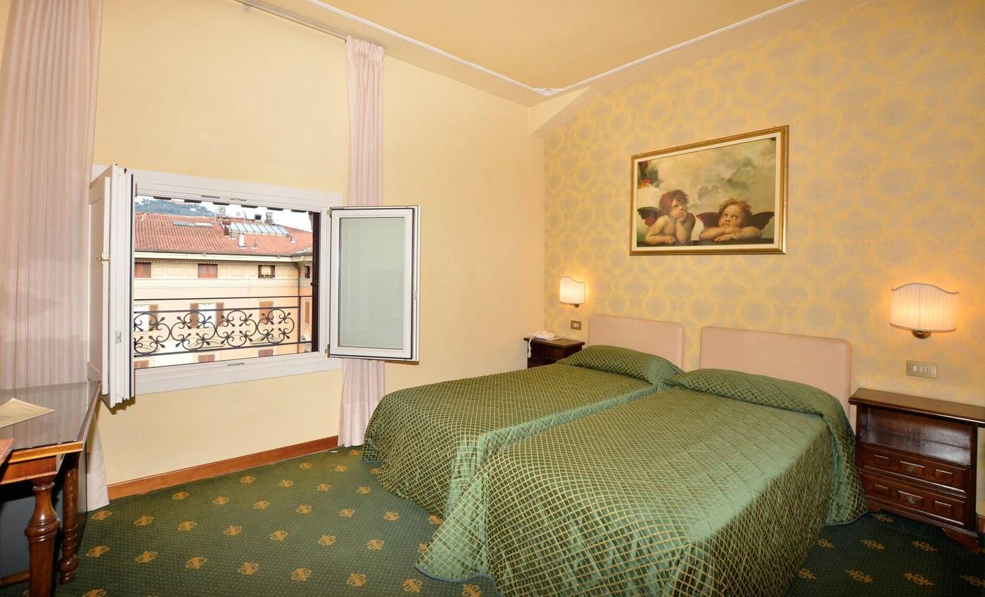 Grand-Hotel-Plaza-E-Locanda-Maggiore-Room-17