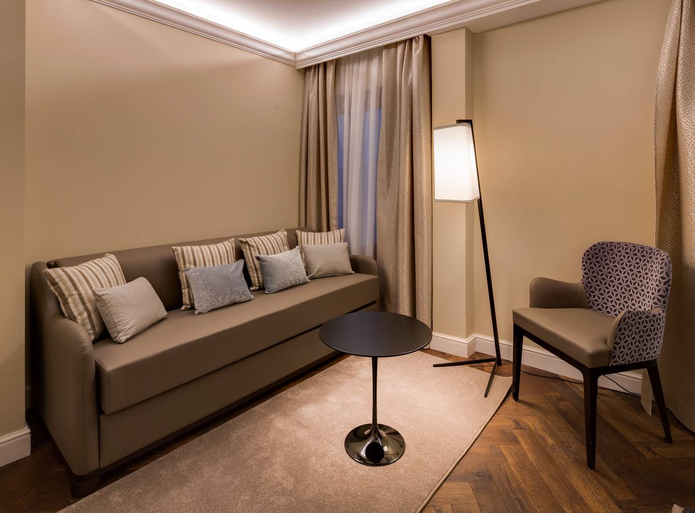 CHC-Continental--BW-Premier-Collection-Room-12