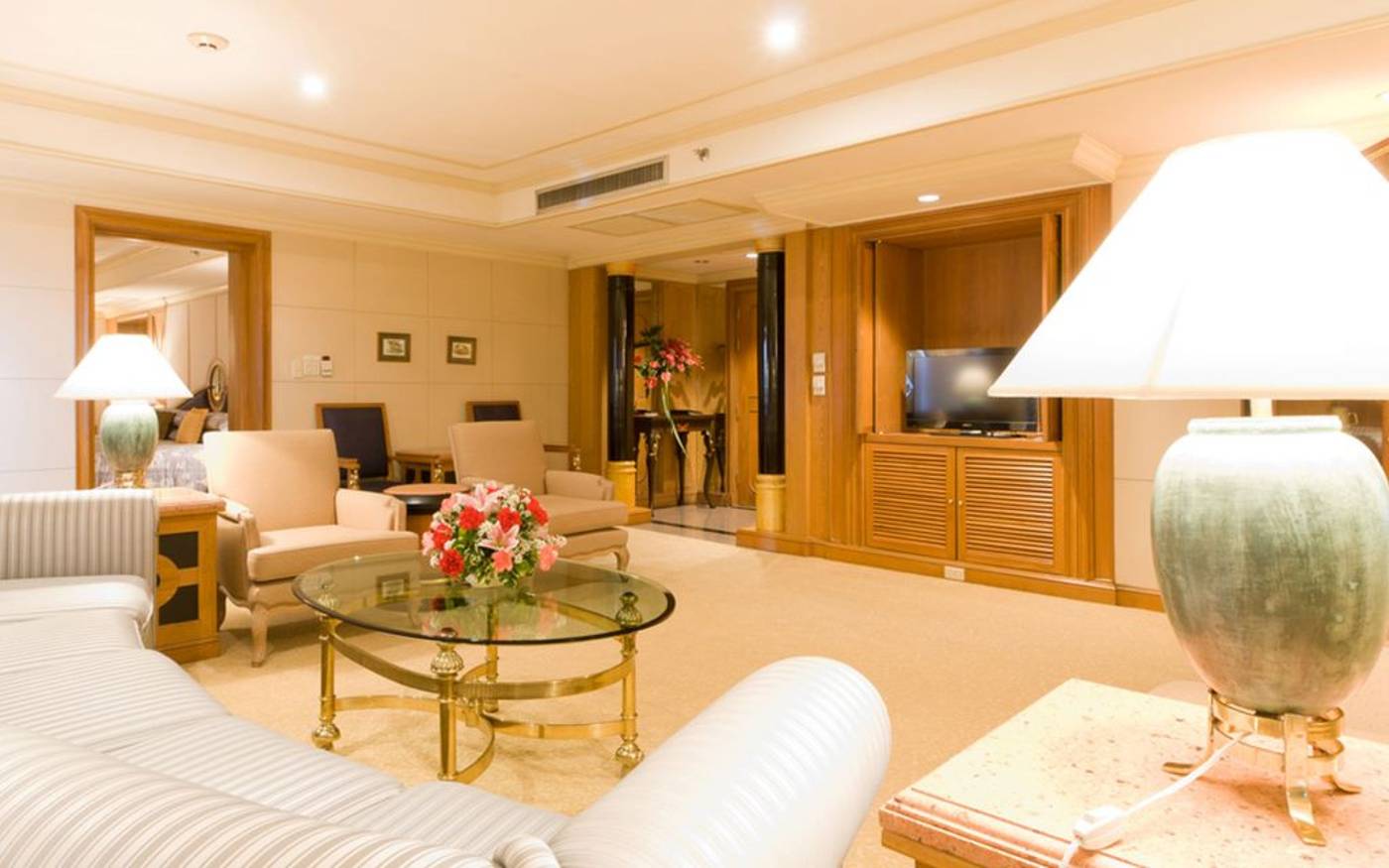 Montien-Riverside-Bangkok-Hotel-Room-17