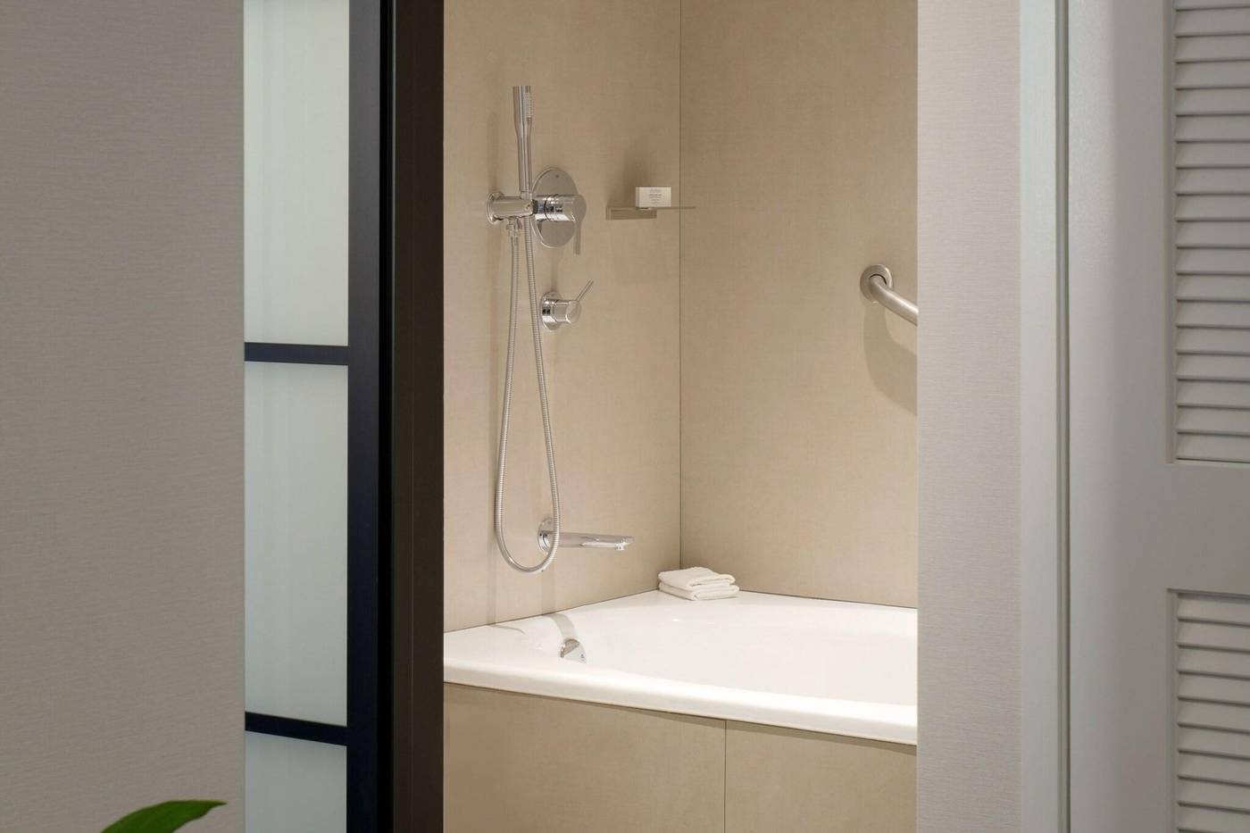 Sheraton-Park-Hotel-at-the-Anaheim-Resort-Room-52