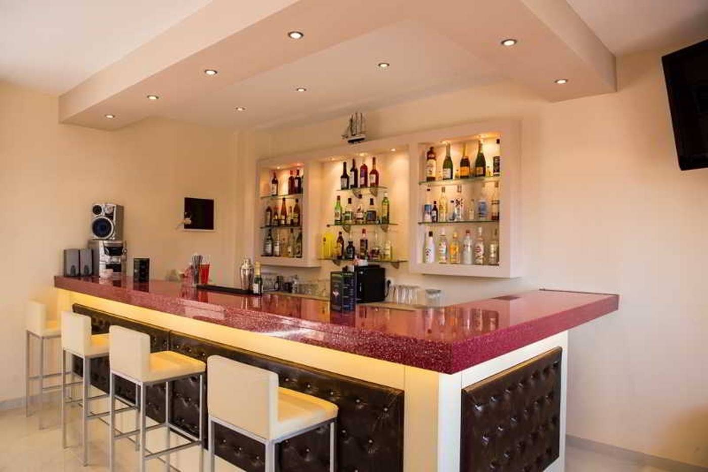 Penelope-Bar-33