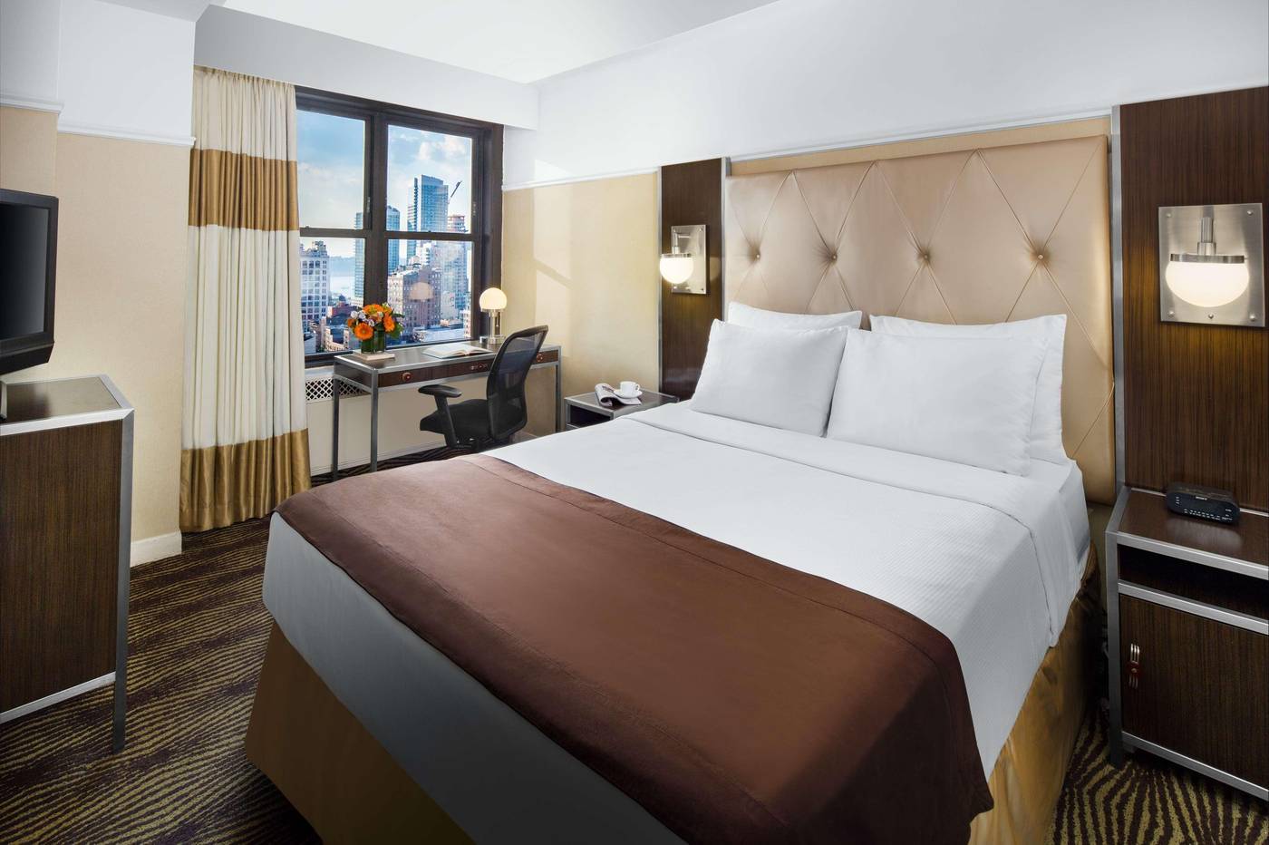 New-Yorker--A-Lotte-Hotel-Room-21