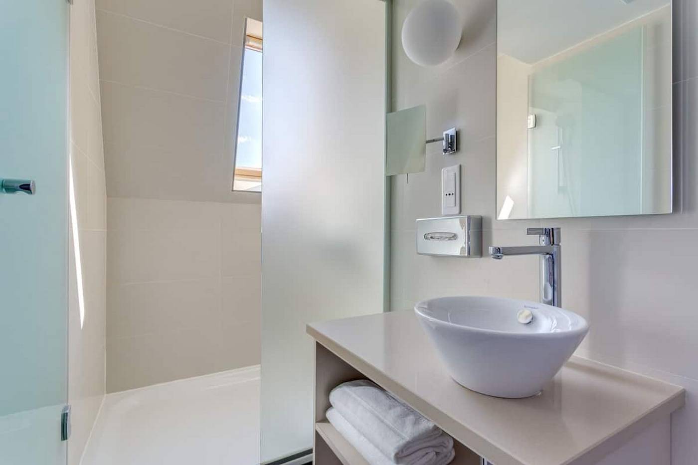 Hotel-Yllen-Eiffel-Room-47