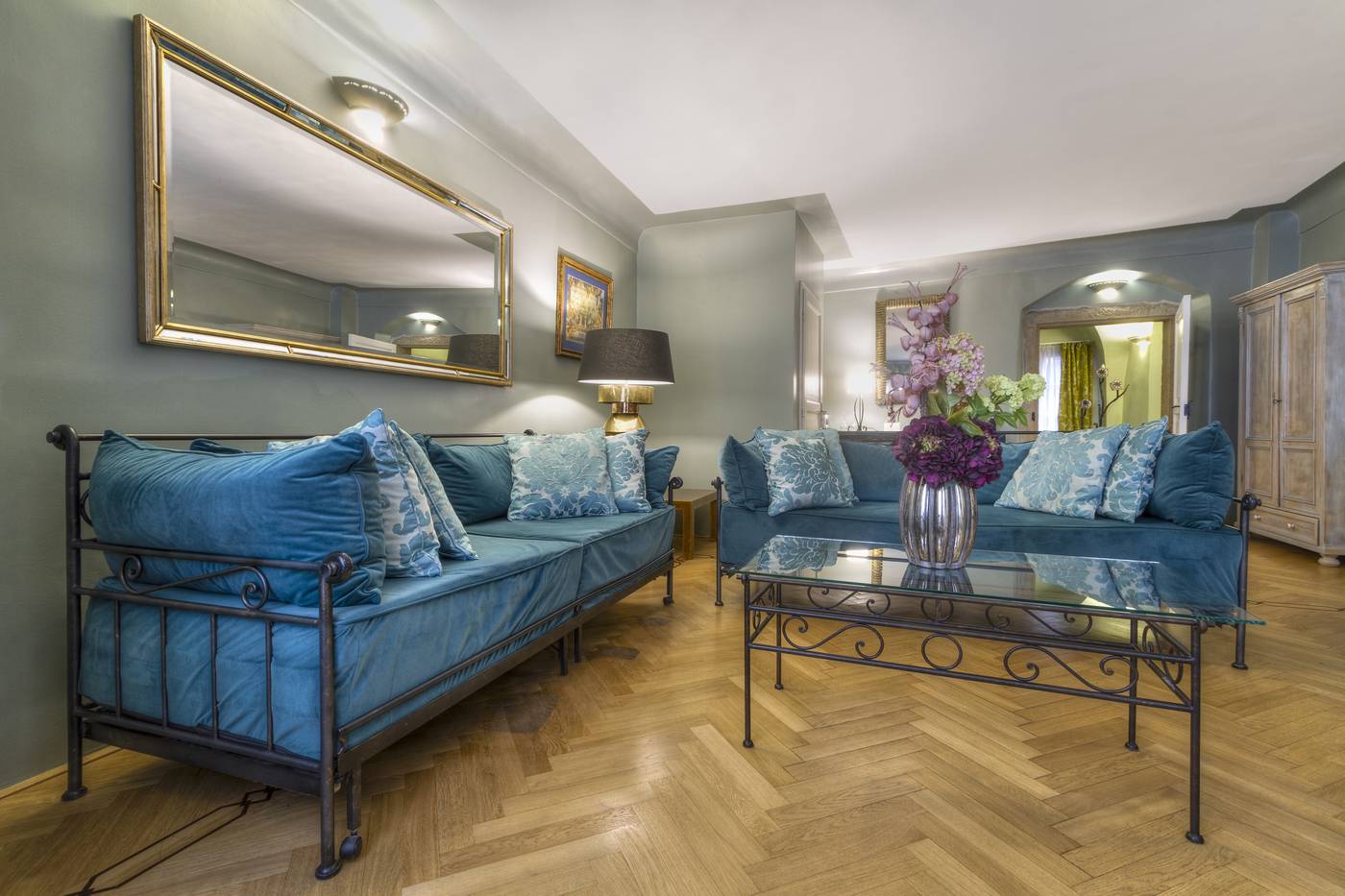 Black-Star-Suites-Room-4