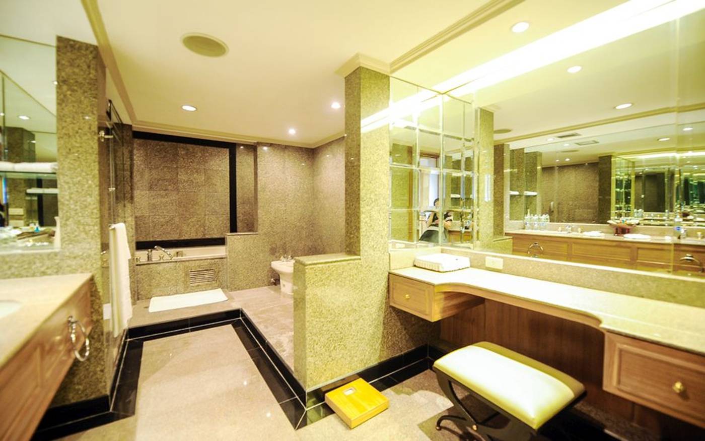 Montien-Riverside-Bangkok-Hotel-Room-57