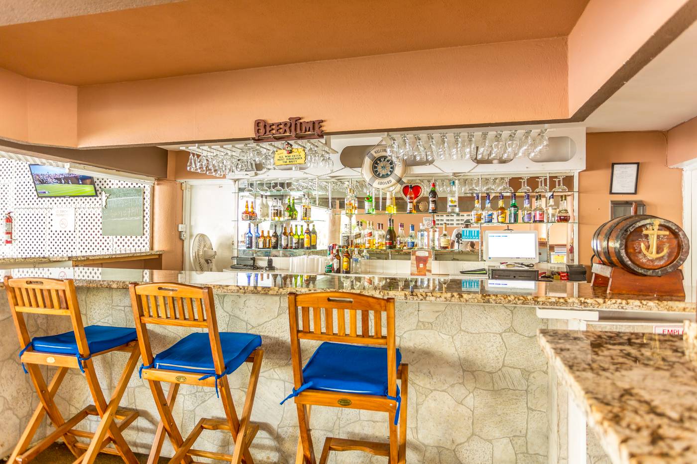 Pirate-s-Inn-Hotel-----Bar-18