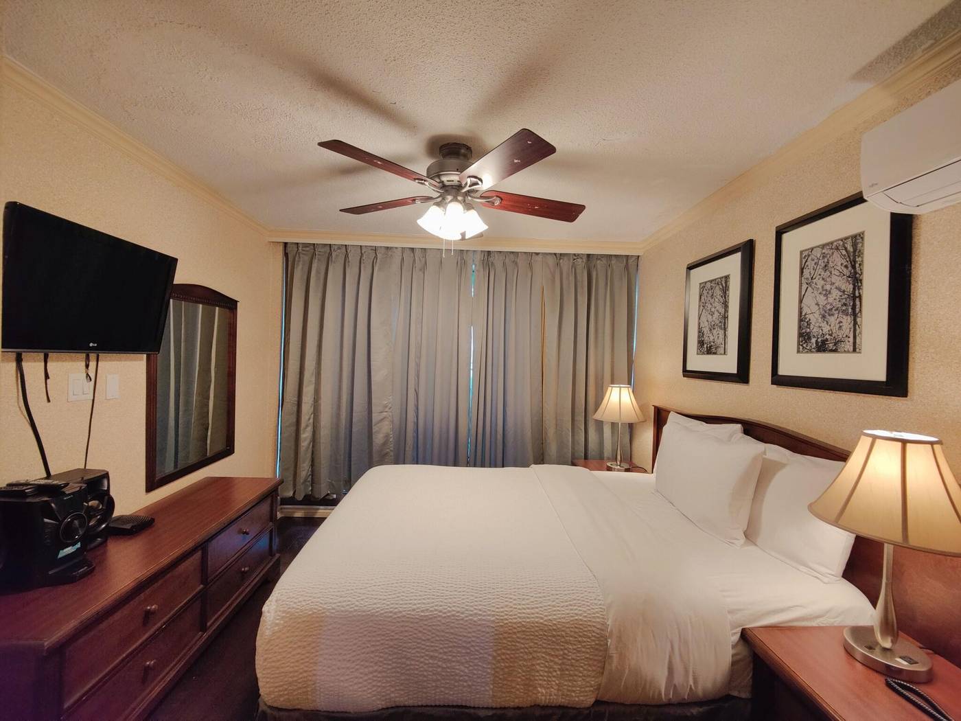 Divya-Sutra-Suites-on-Robson-Downtown-Room-15