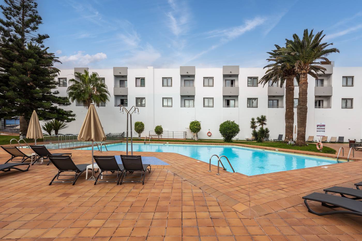 Hotel-LIVVO-Corralejo-Beach-Pool-1