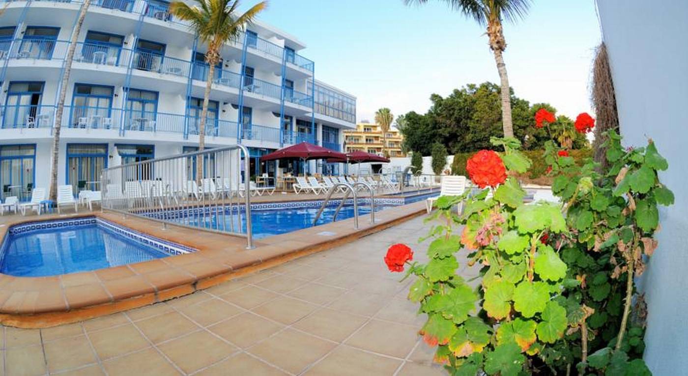 Costa-Volcan-and-Spa-Pool-2