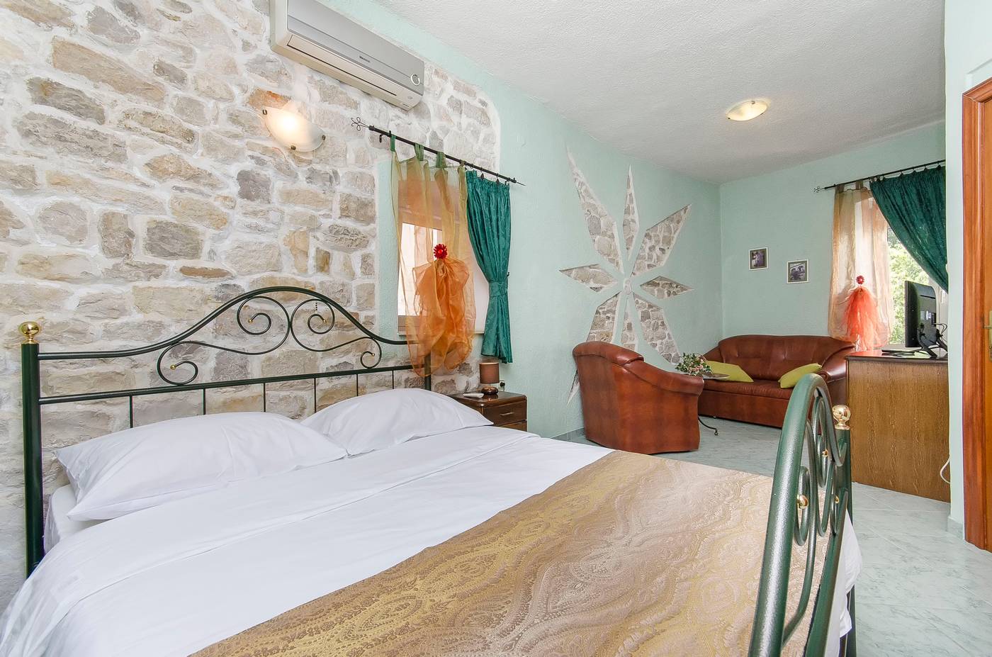 Palace-Derossi-Room-16