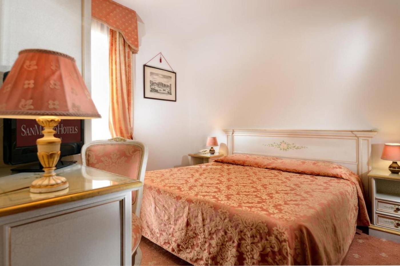 Ambassador-Tre-Rose-Room-6