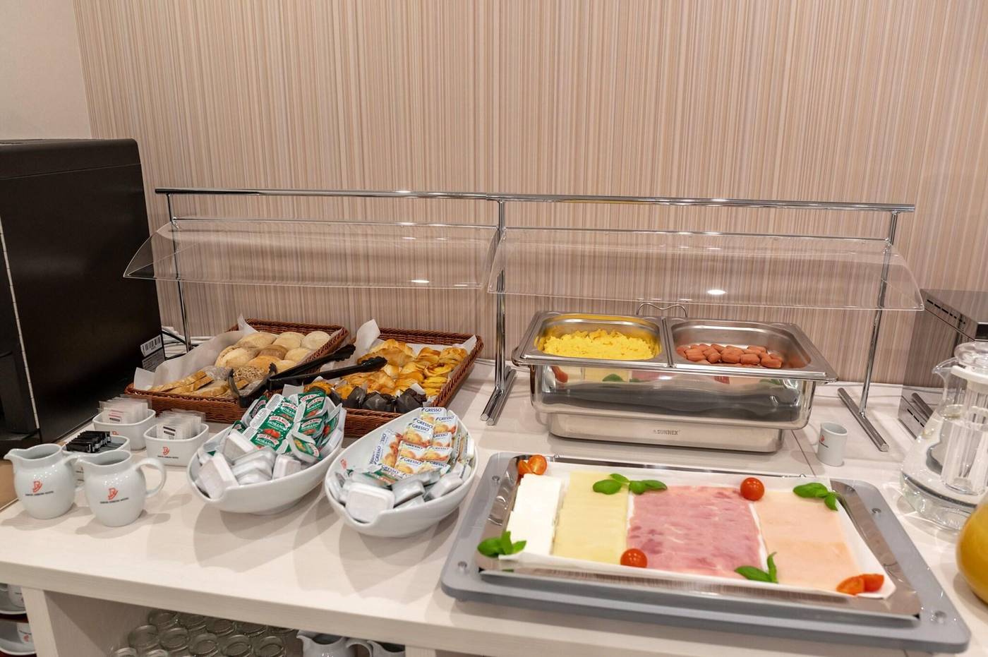 Dinya-Lisbon-Hotel---Lounge-Bar-Restaurant-38