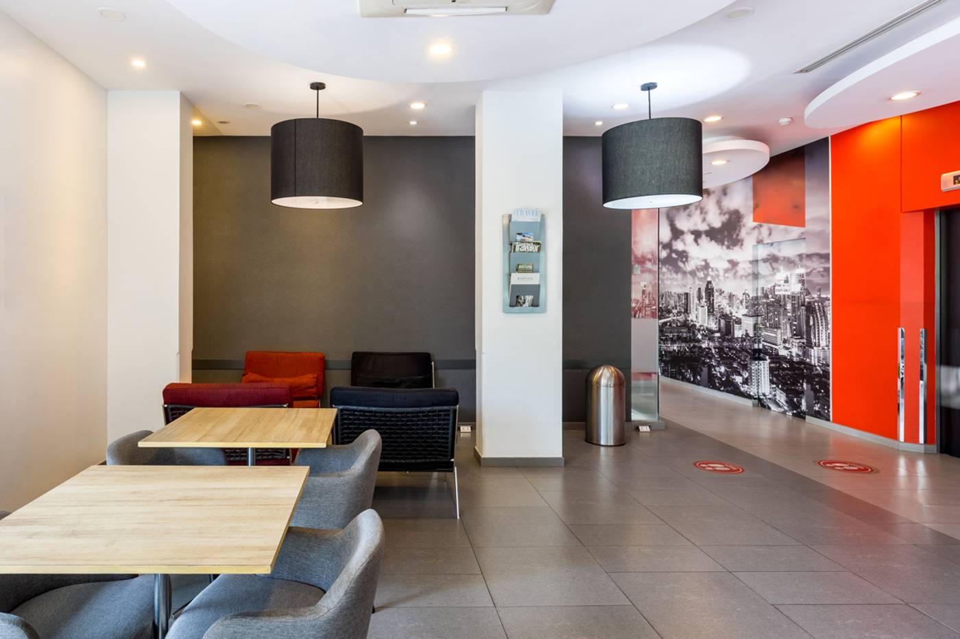 Red-Planet-Bangkok-Asoke-Lobby-4