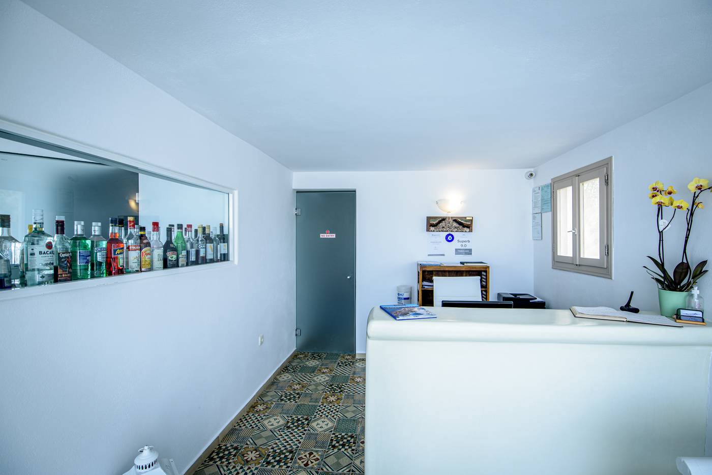 En-Plo-Boutique-Suites---Oia-Santorini-Lobby-59