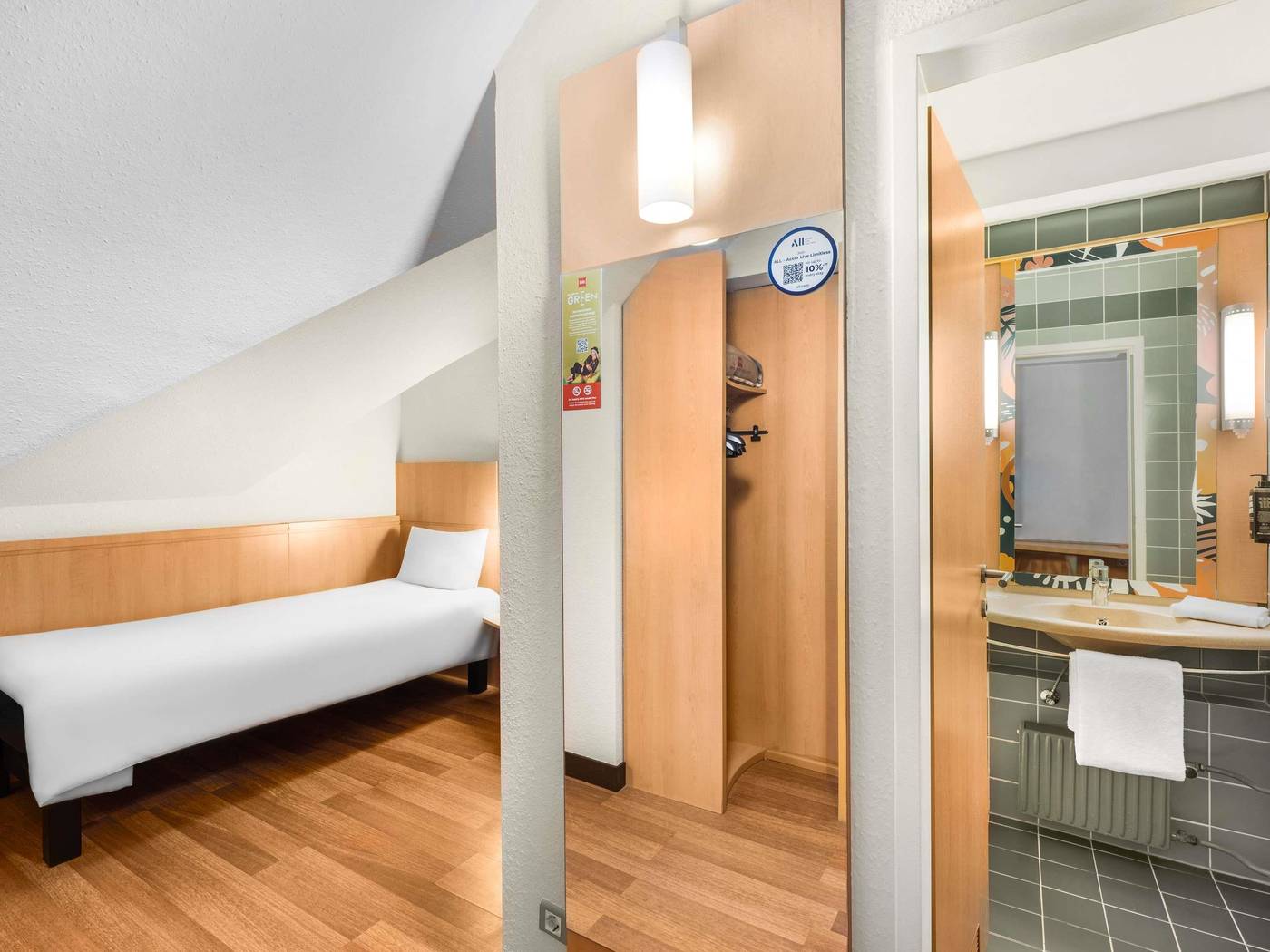 Ibis-Hotel-Heroes-Square-Room-33