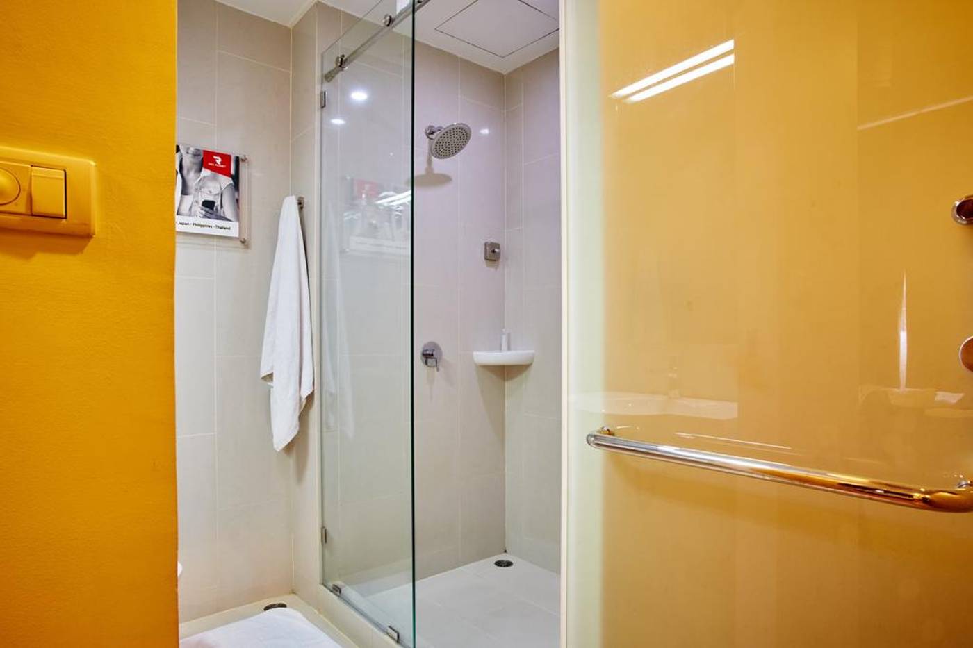 Red-Planet-Phuket-Patong-Room-10