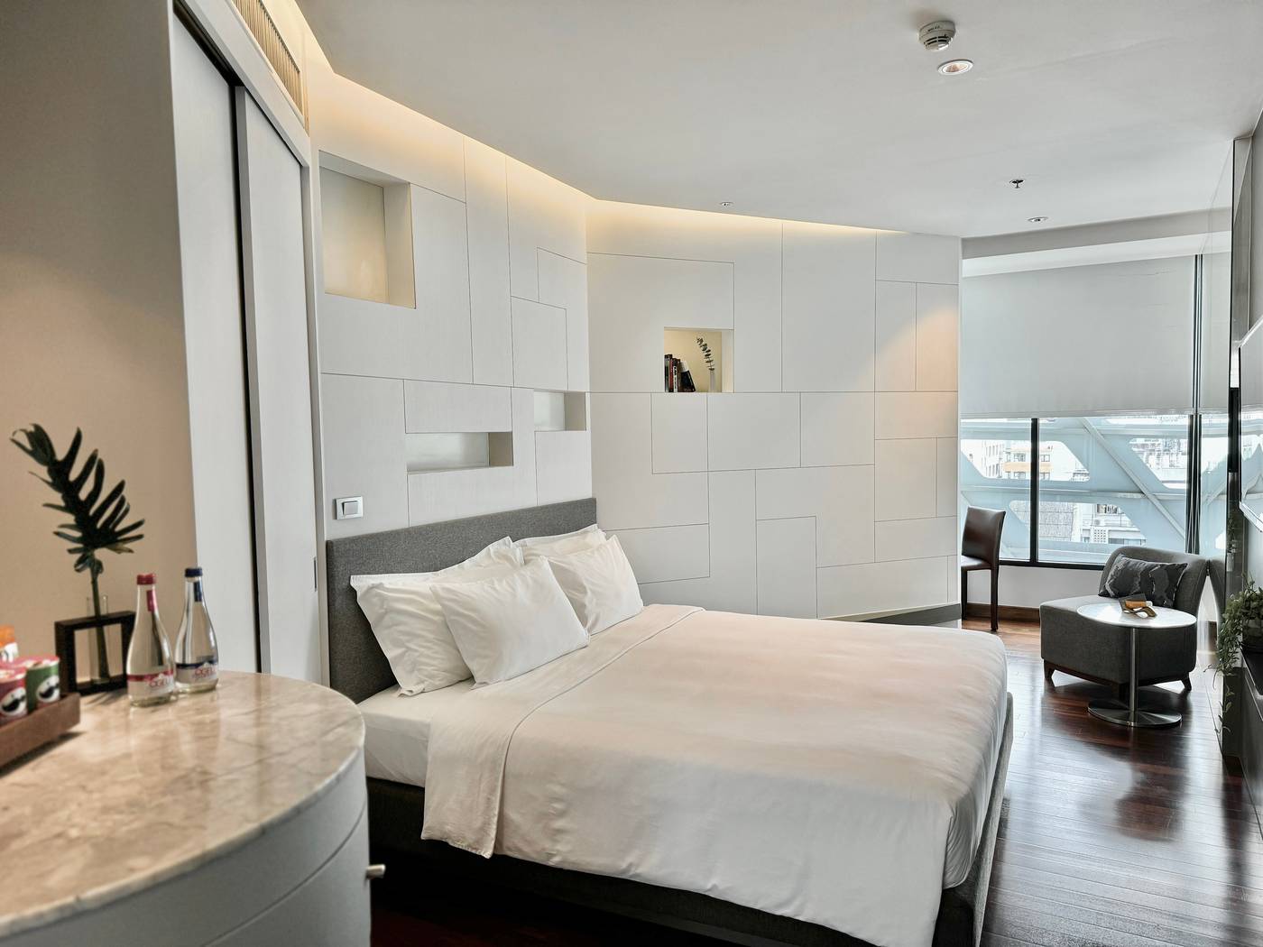 Lit-Bangkok-Hotel-Room-8