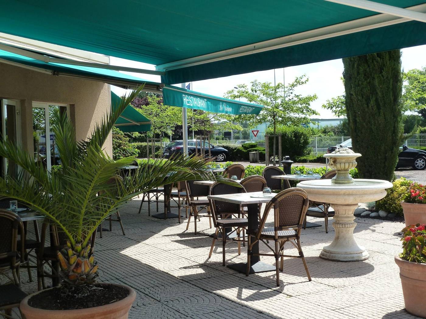 Hotel Restaurant Charme En Beaujolais - France - BELLEVILLE-EN-BEAUJOLAIS - Terrace - 4