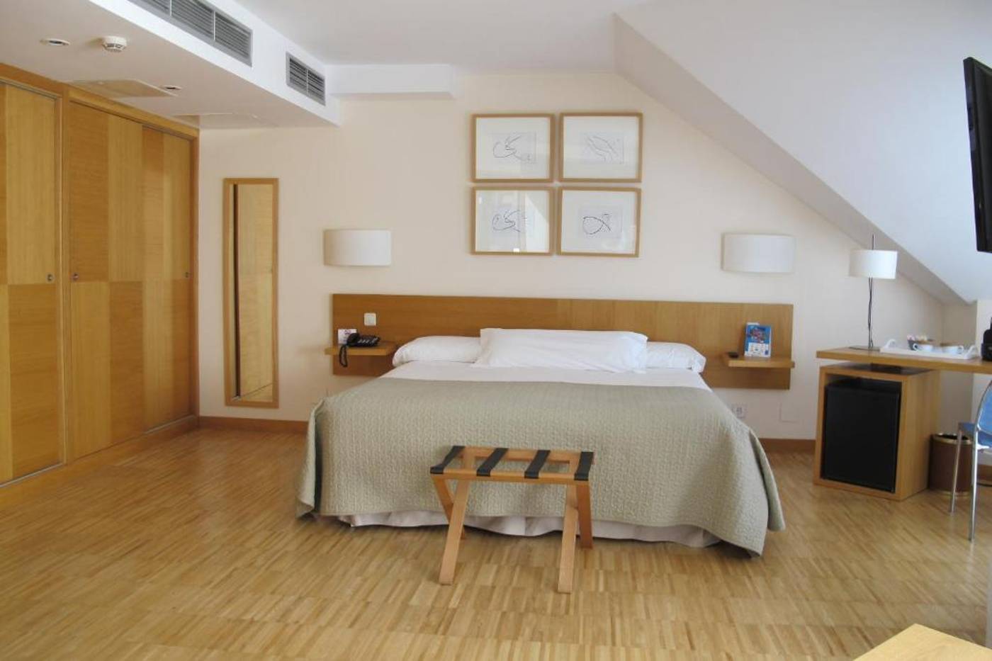 Gran Hotel Victoria-Spain-EL SARDINERO-Room-9