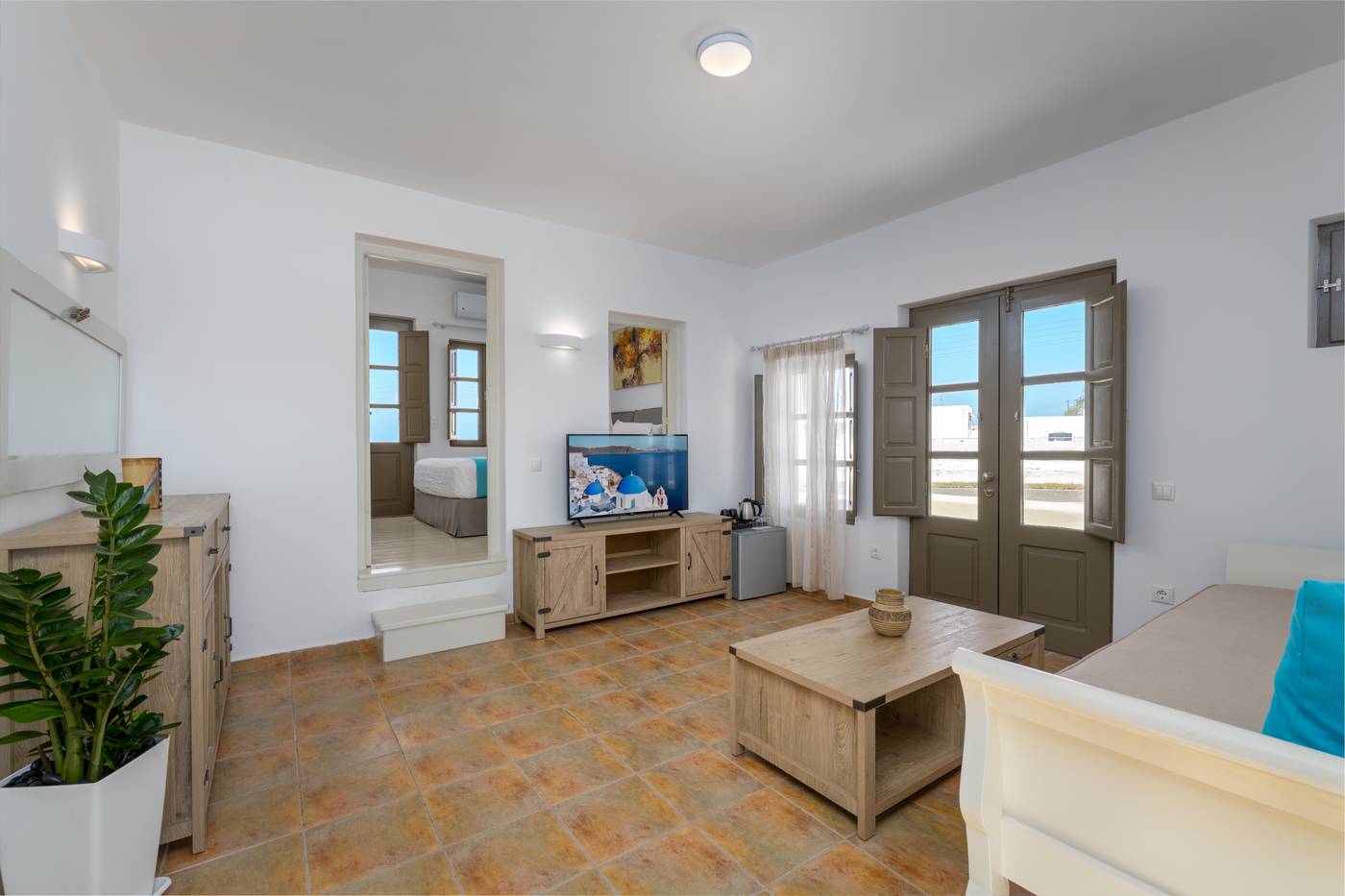 En-Plo-Boutique-Suites---Oia-Santorini-Room-40