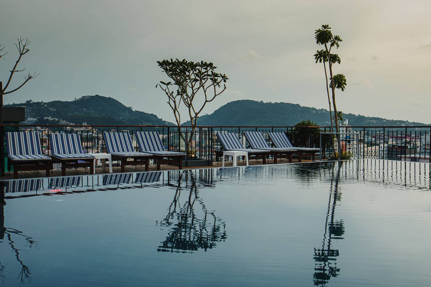Rak-Elegant-Hotel-Patong-Pool-4