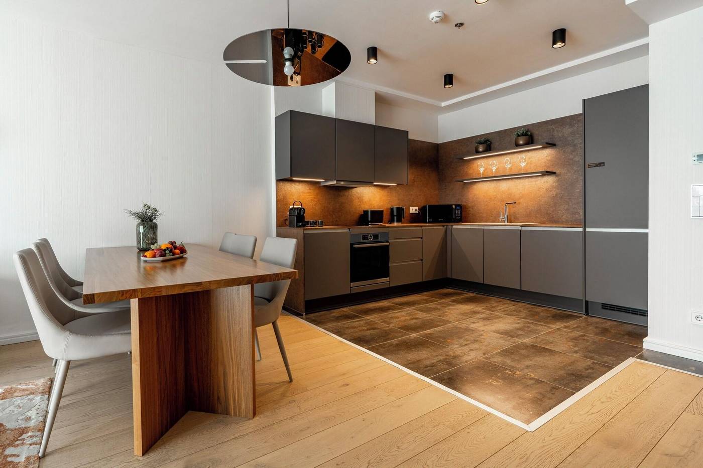 Hotel-Emerald---Suites-Room-12