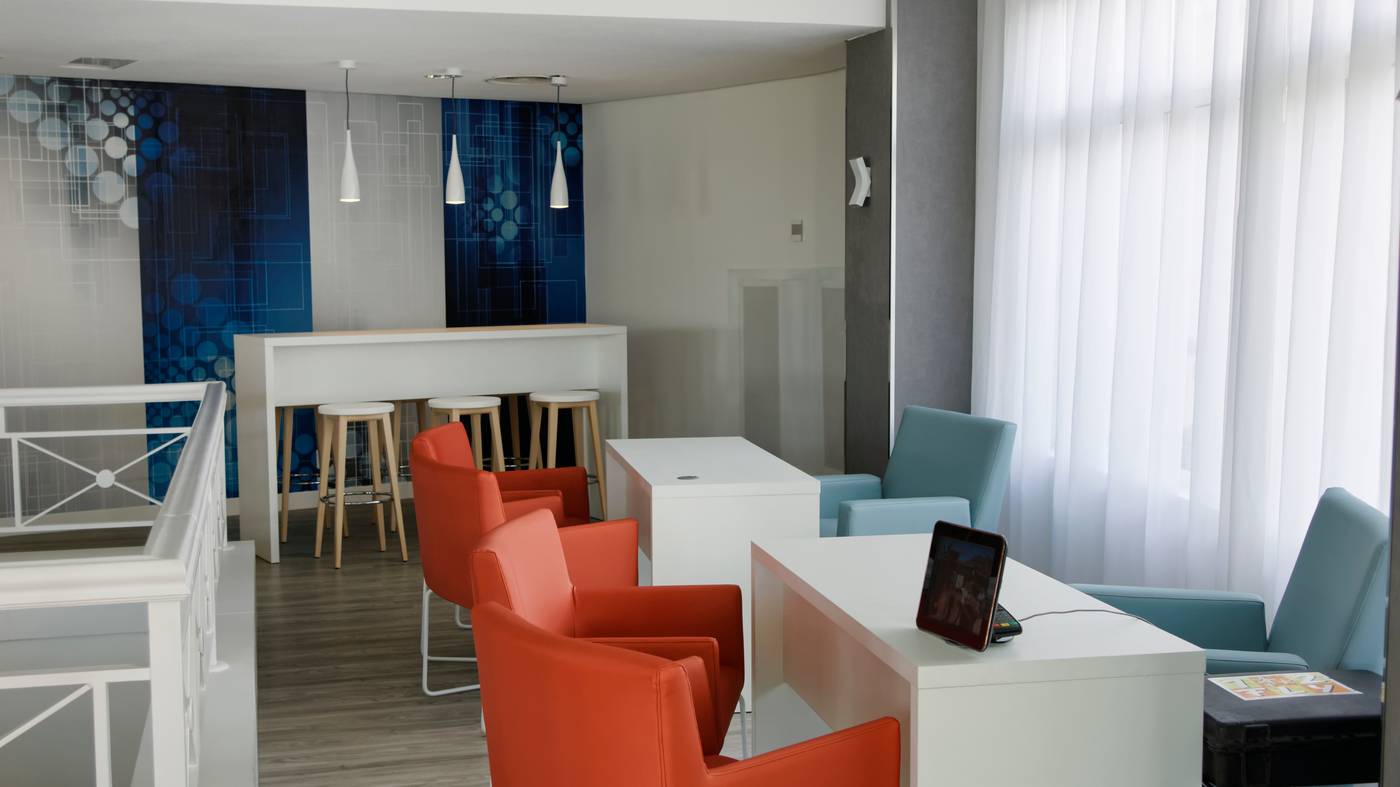 Servatur-Waikiki-Lobby-54