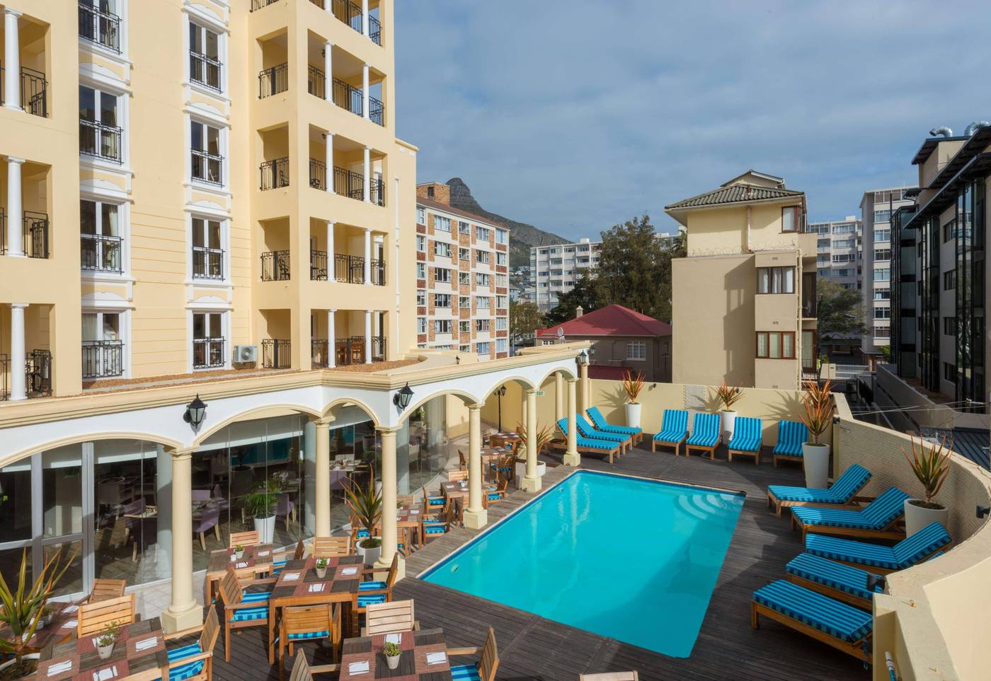 Radisson-Blu-Le-Vendome-Pool-50