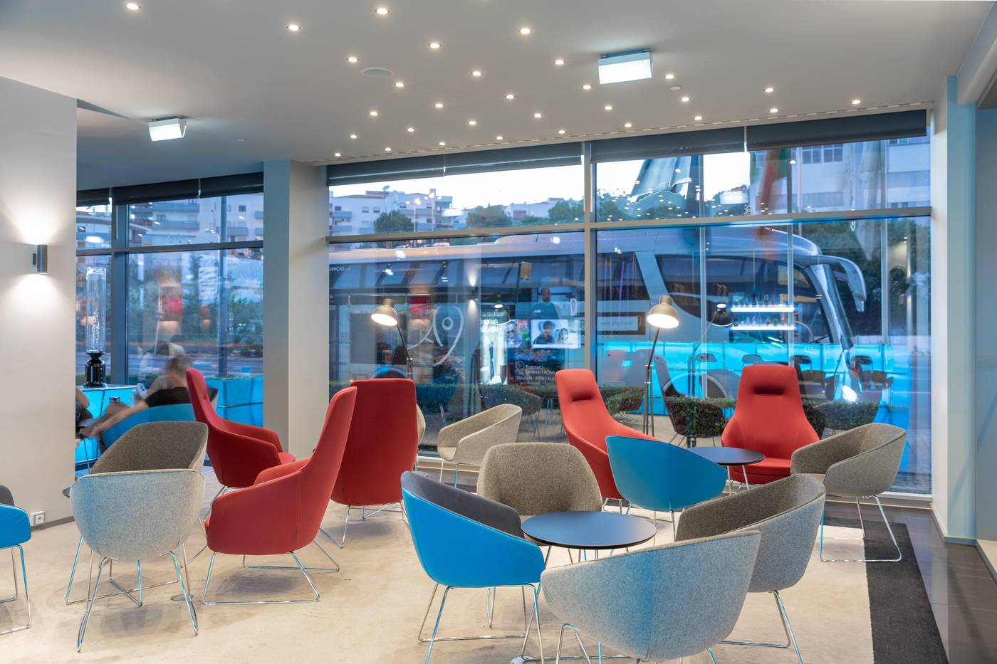 Holiday-Inn-Express-Lisbon-Alfragide-Lobby-13