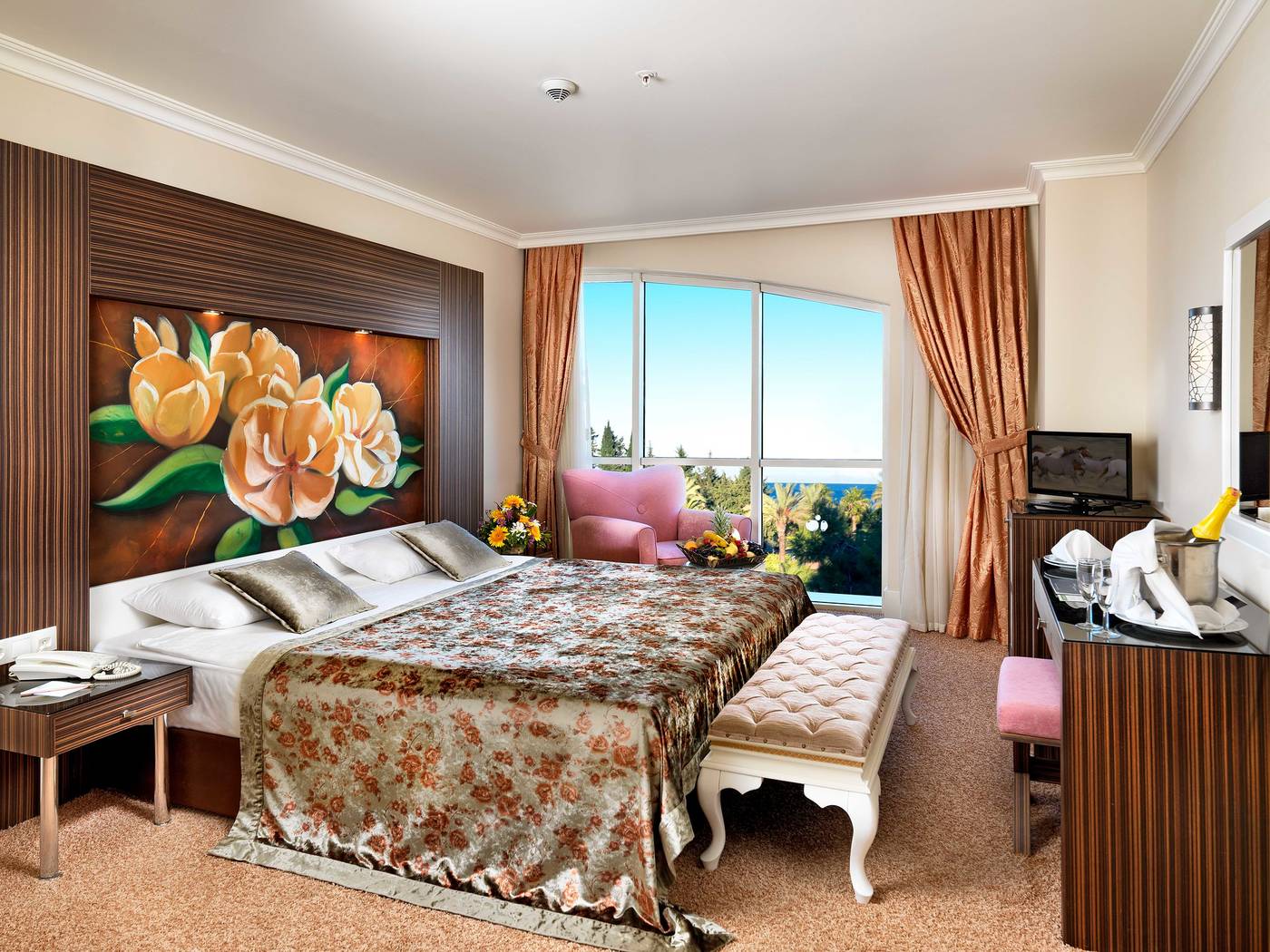 Crystal Deluxe Resort 