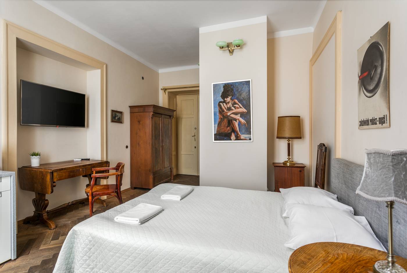 The-Spiski-Palace-Apartments-Room-15