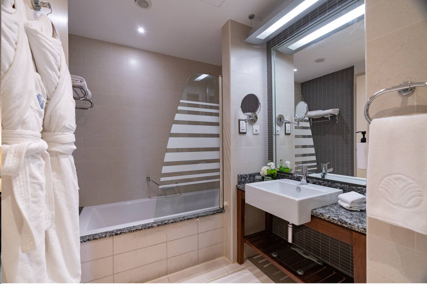 Amwaj-Rotana-Hotel-Jumeirah-Beach-Room-38