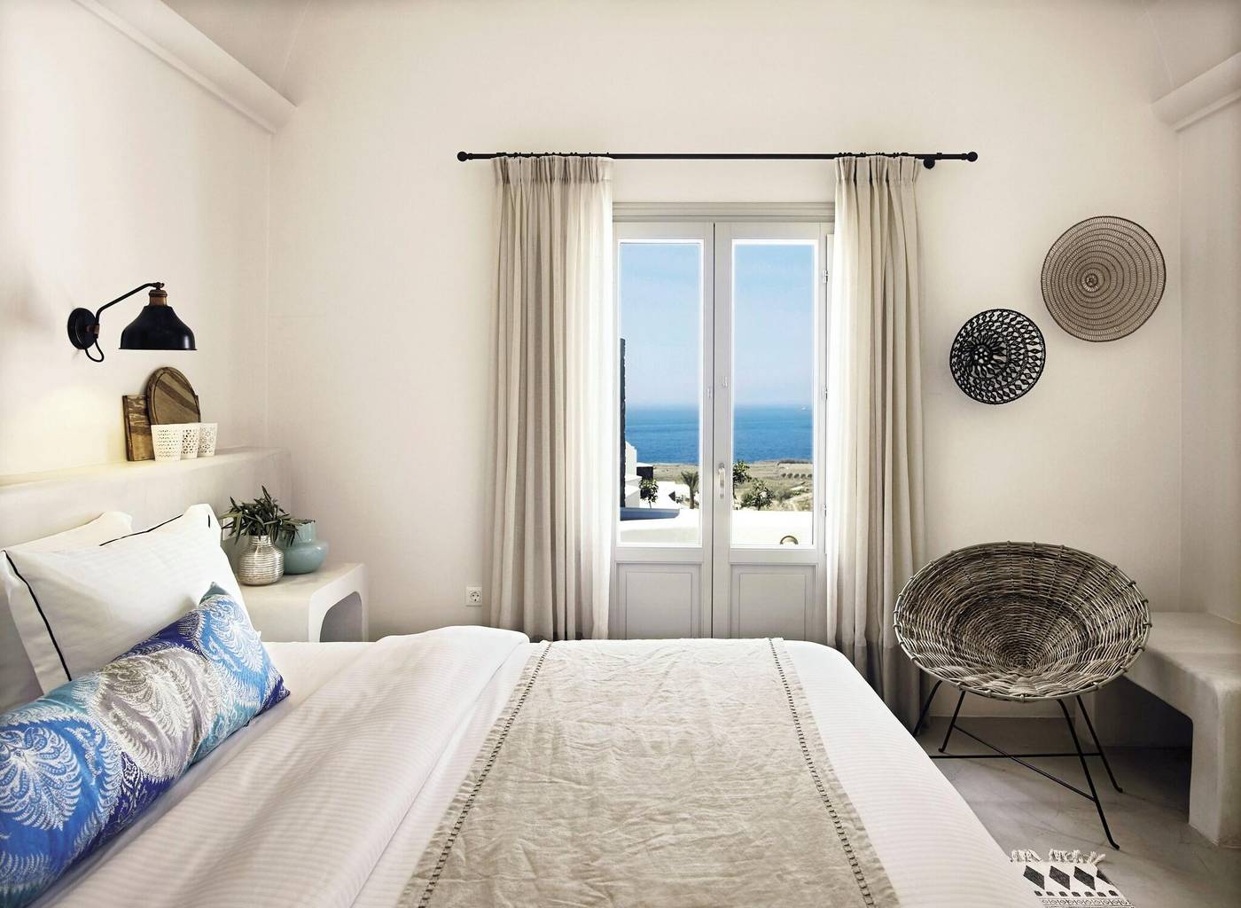 Santo-Maris-Oia--Luxury-Suites---Spa-Room-28