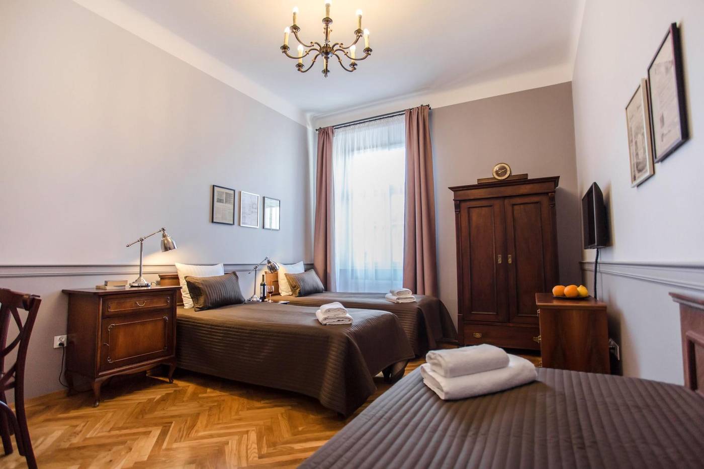 Scharffenberg-Apartments-Main-Square-Room-16