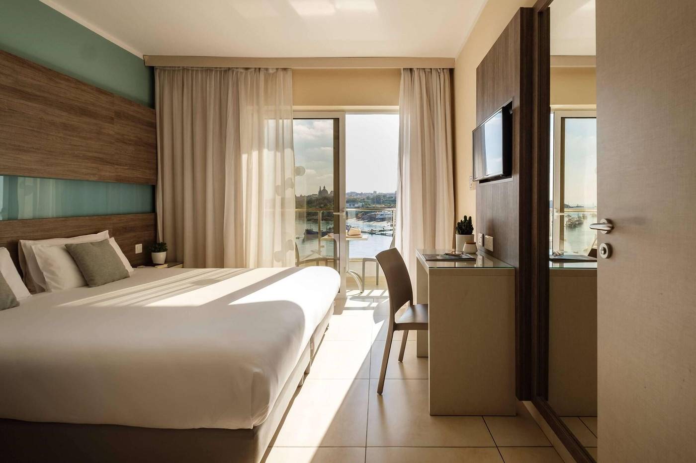 Hotel-115-The-Strand-Hotel-and-Suites-Room-6