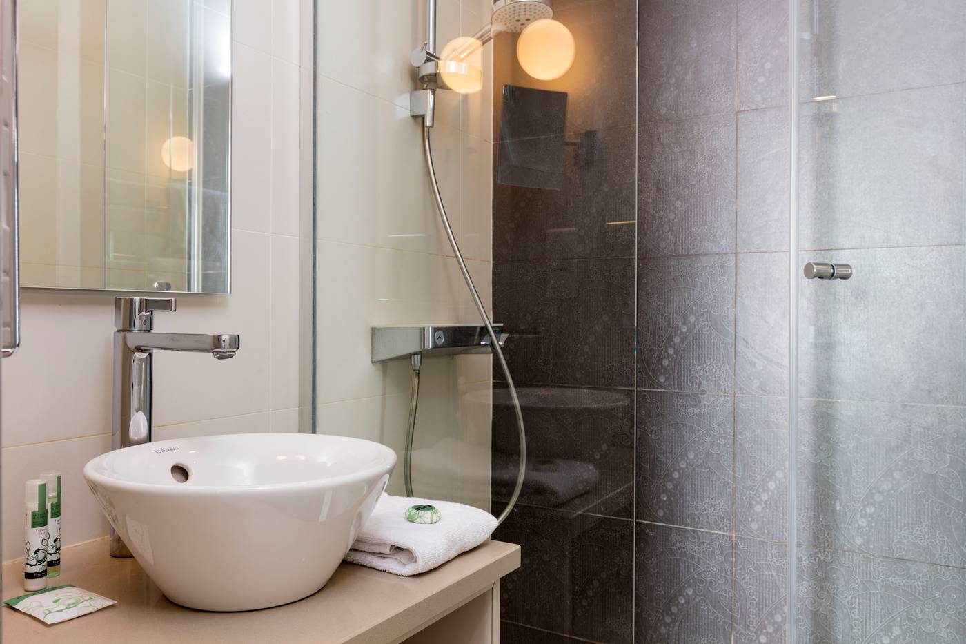 Hotel-Yllen-Eiffel-Room-42