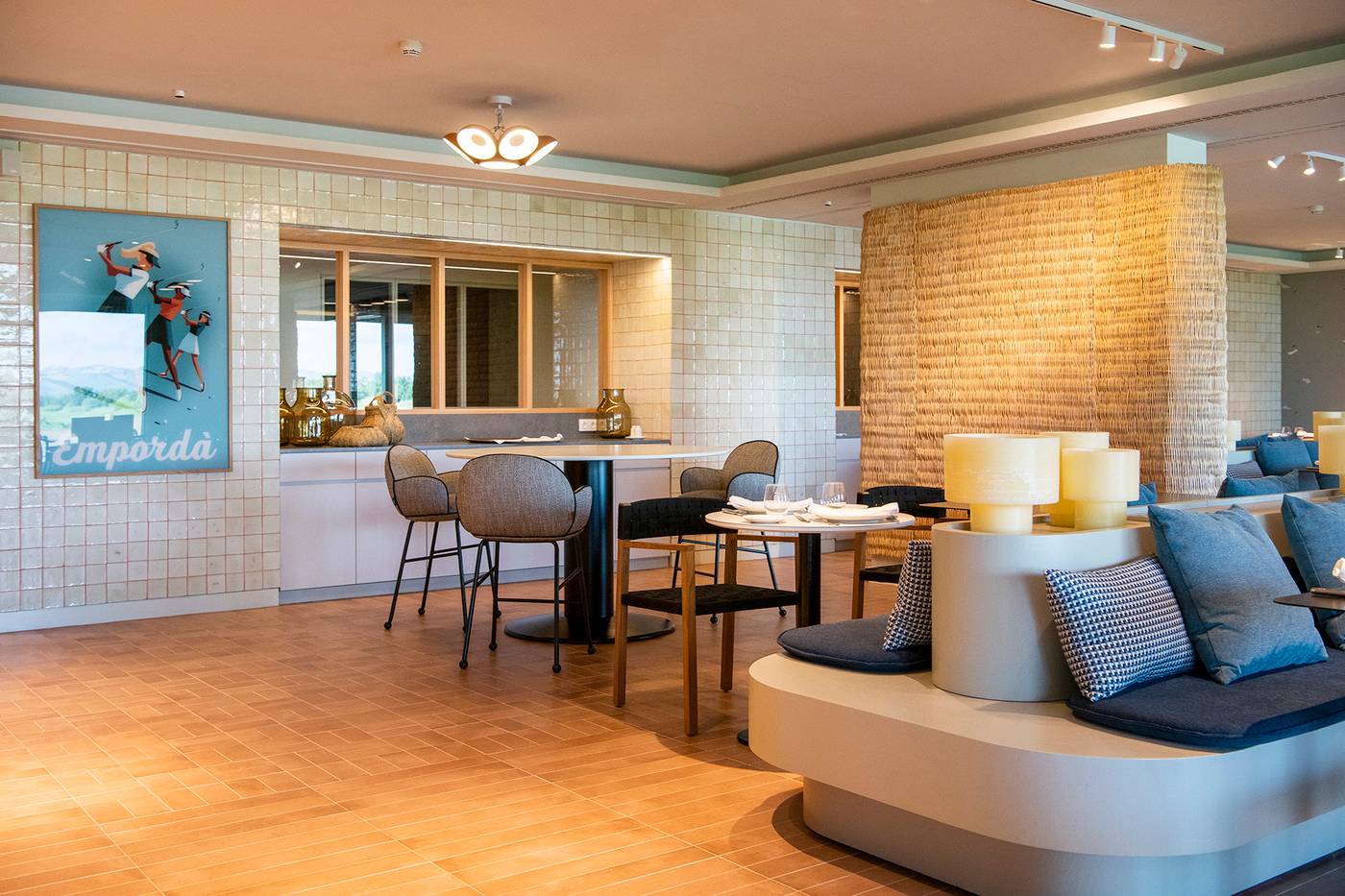 Double-Tree-by-Hilton-Hotel-Emporda-Bar-19