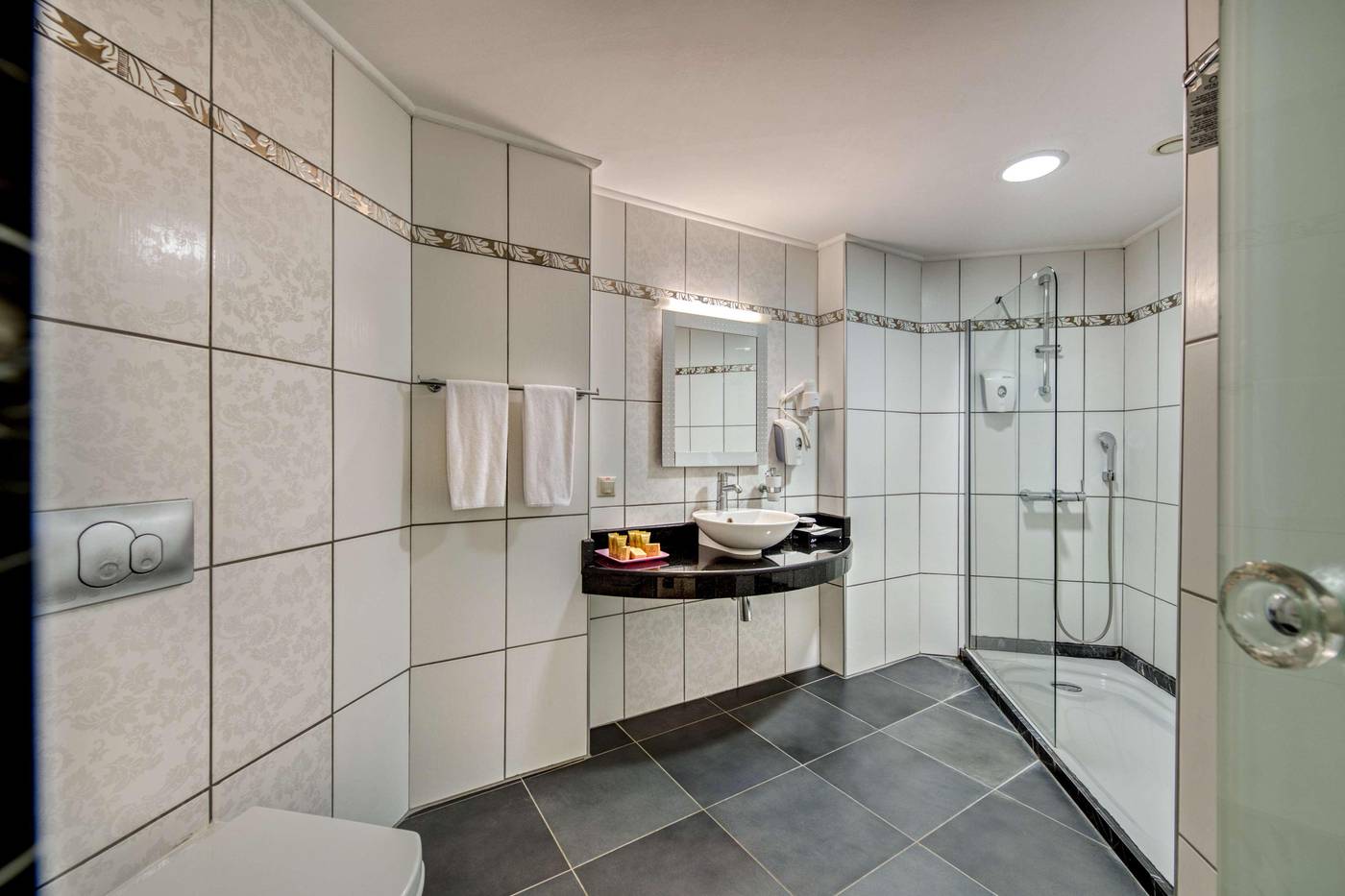 Seven-Seas-Hotel-Blue-Room-59