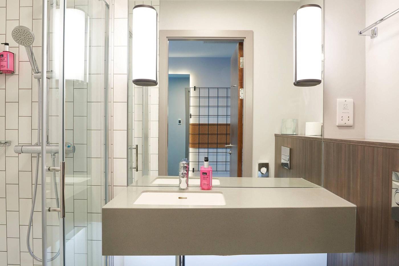 Moxy-Dublin-City-Room-42