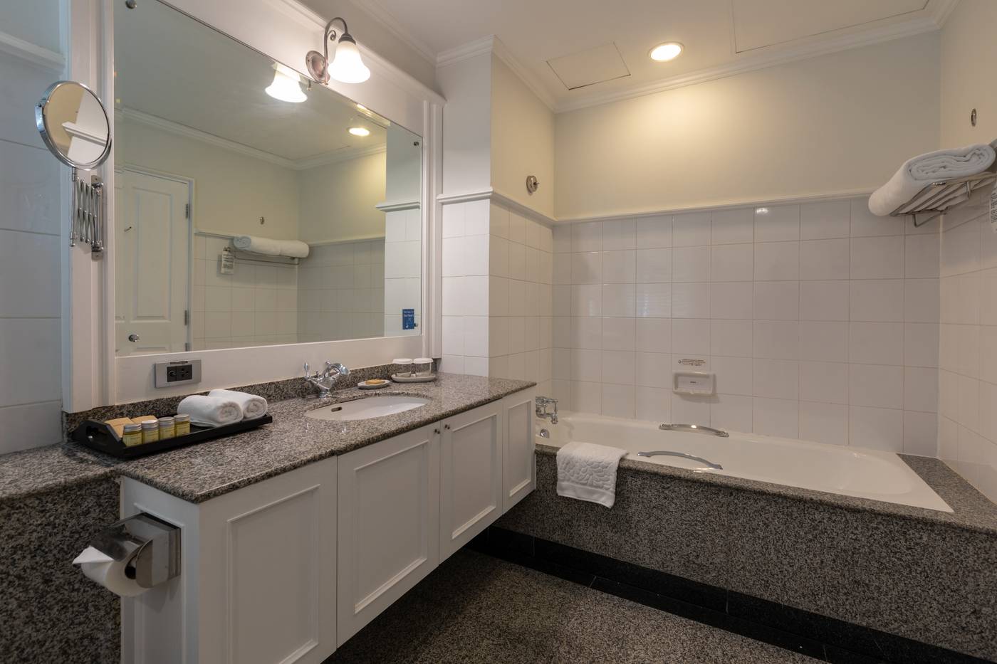 Cape-House-Langsuan-Room-35