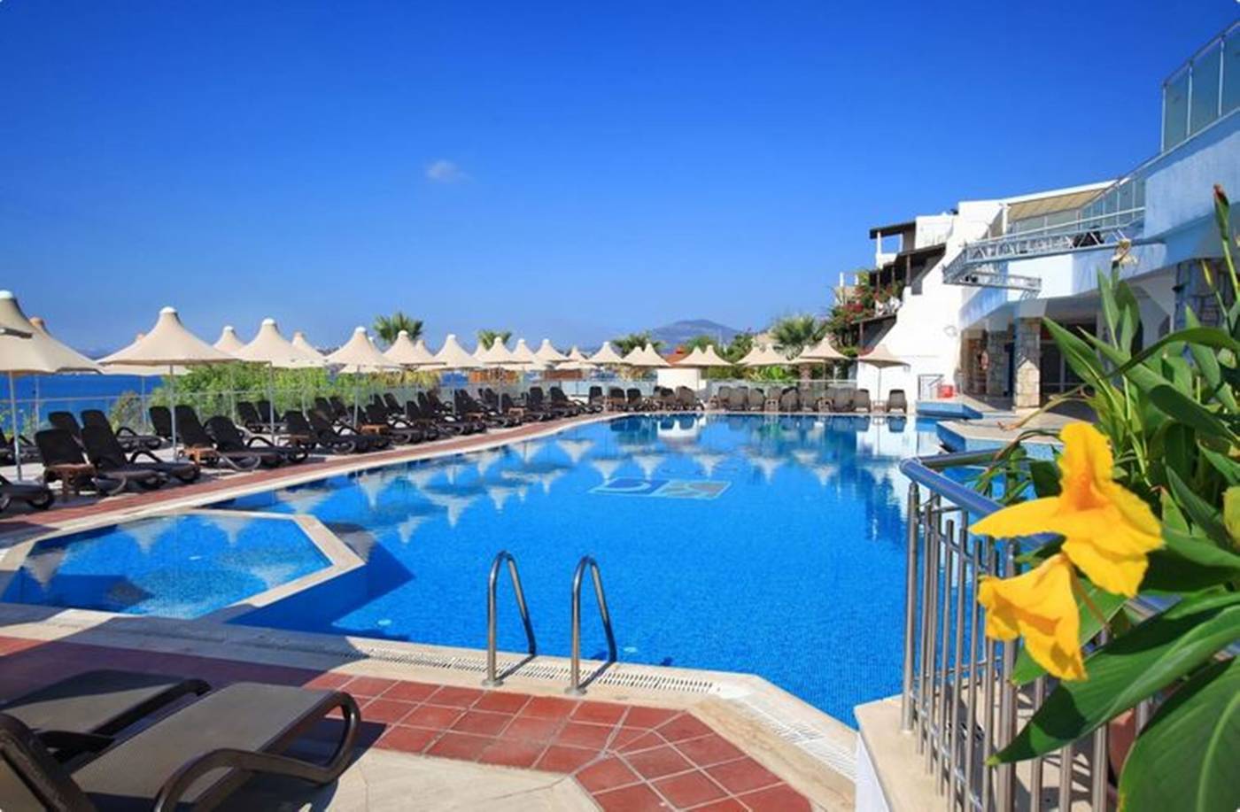 Club-Forever-Pool-3
