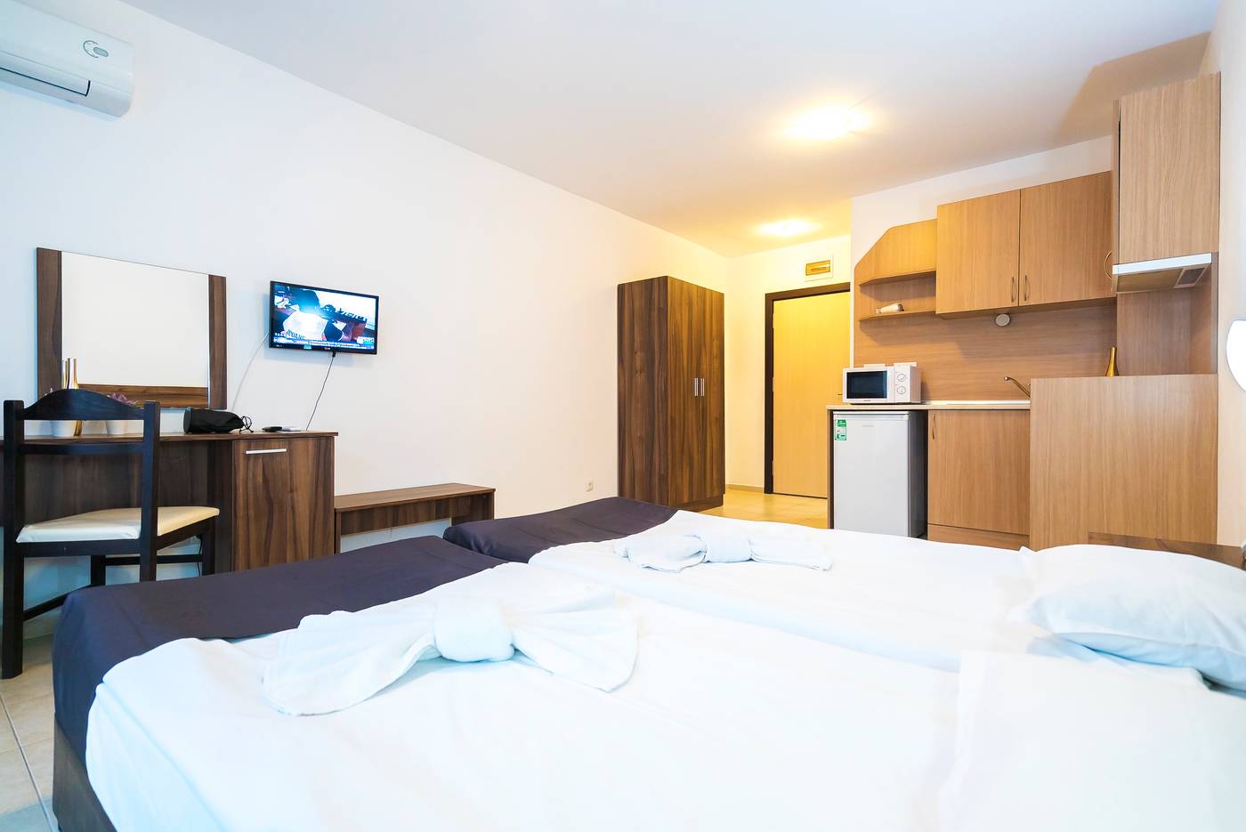 Persey-Admiral-Plaza-Apartments-Room-7