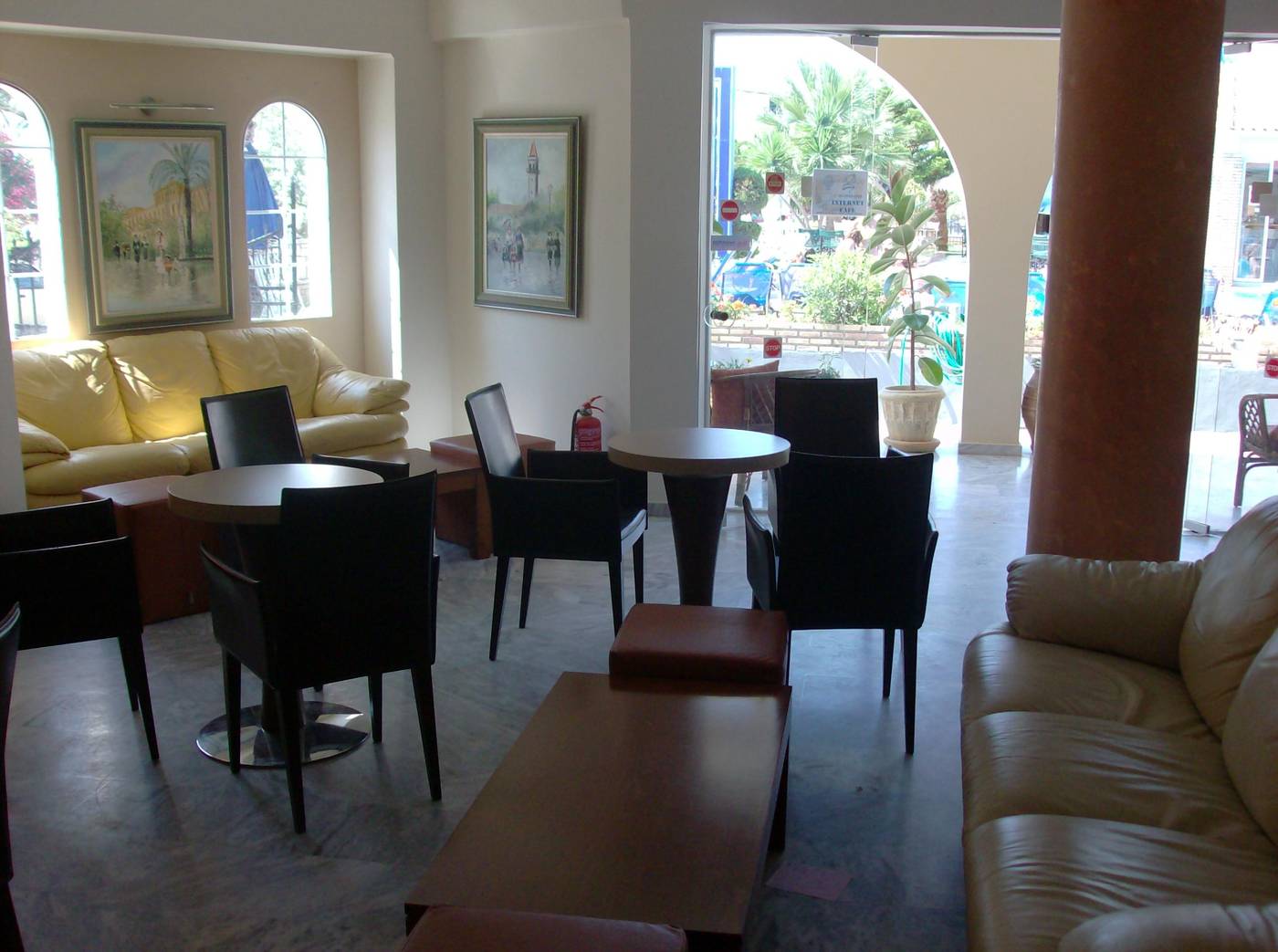 Vivian-Lobby-7