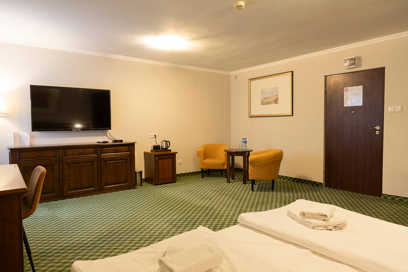Hit-Hotel-Room-26